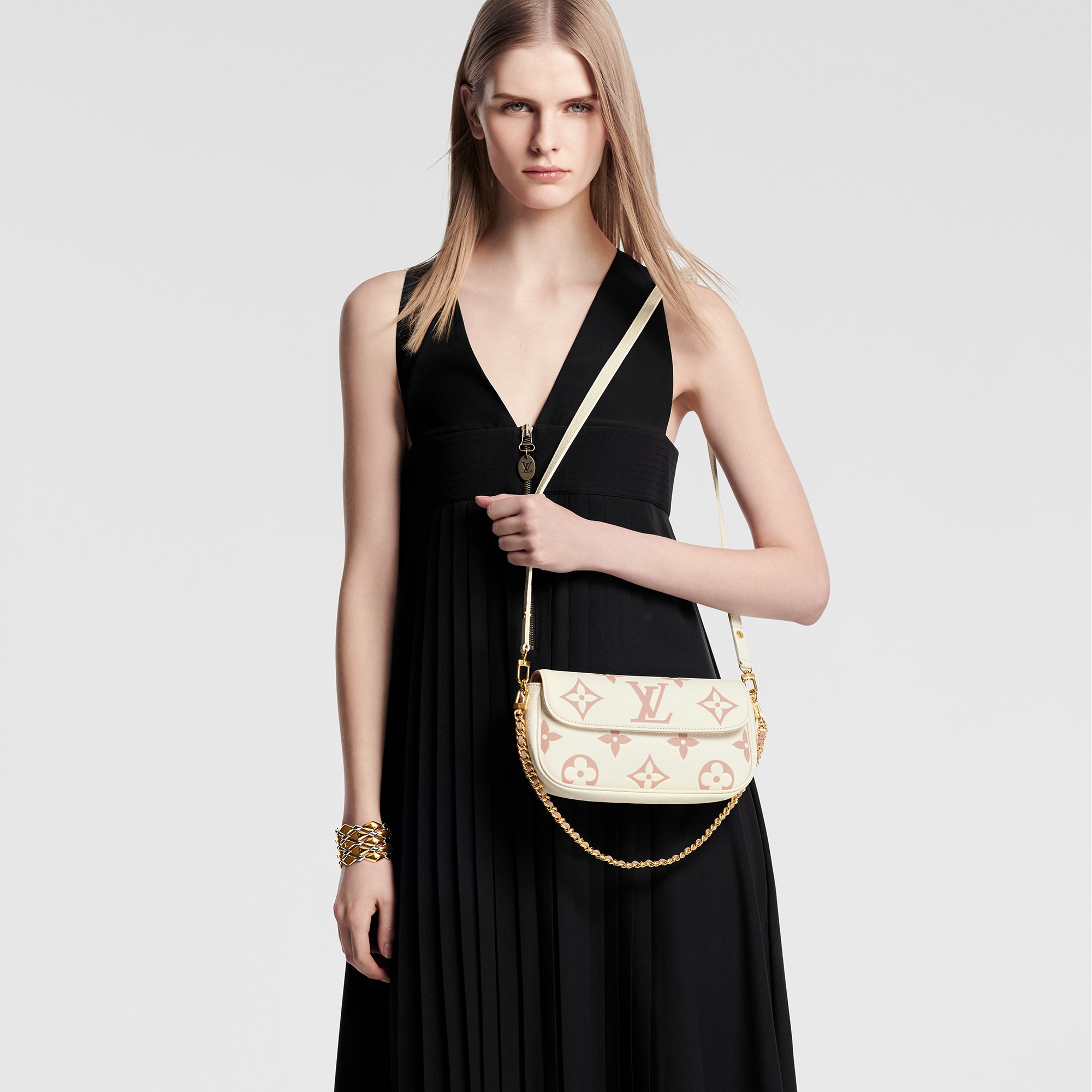 ルイヴィトン M83026 ウォレット オン チェーン・アイビー